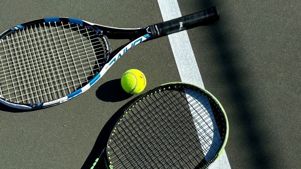 Tennis rackets on court - Dig & Dig